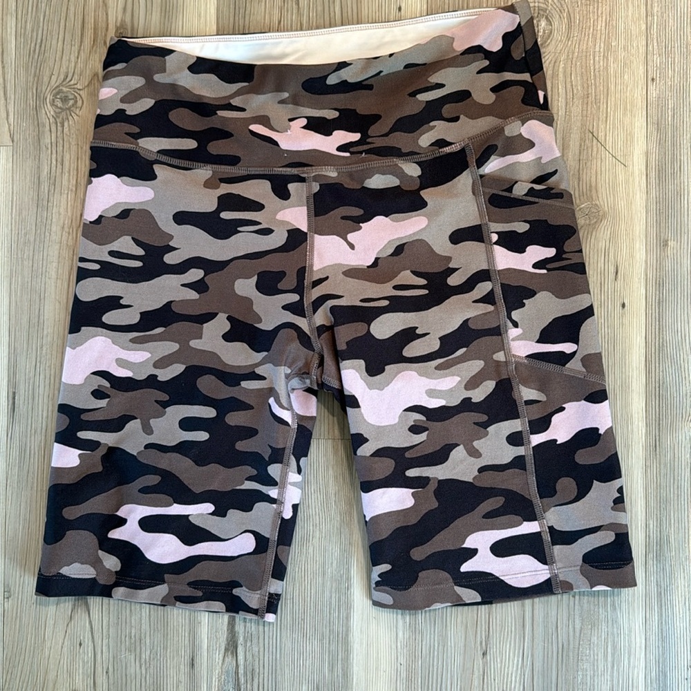 Calvin Klein‎ camo shorts size medium